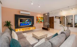 Al Mughrizat Apartment with Workspace WiFi