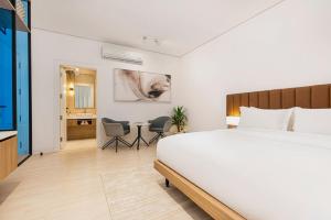 Al Mughrizat Apartment with Workspace WiFi