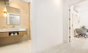 Al Mughrizat Apartment with Workspace WiFi