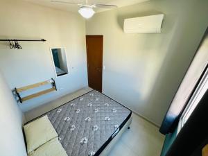 Apartamento completo, 3 quartos com ar condicionado, churrasqueira na sacada, piscina no cond, ao lado da Praia Grande e na cara do gol para a centralidade comercial turística do itaguá!