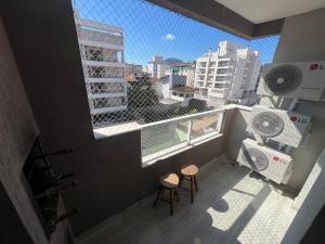 Apartamento completo, 3 quartos com ar condicionado, churrasqueira na sacada, piscina no cond, ao lado da Praia Grande e na cara do gol para a centralidade comercial turística do itaguá!