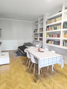 Downtown apartment in walk zone with 3 bedrooms and garage