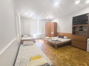 Downtown apartment in walk zone with 3 bedrooms and garage