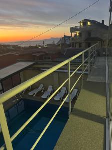 Apartamento Cubo de Cristal con piscina y vistas al mar