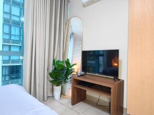 Uptown BGC 1BR Modern Pool View Unit by Terravista