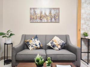 Uptown BGC 1BR Modern Pool View Unit by Terravista