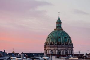 Refurbished 2-BR close to the airport - 144