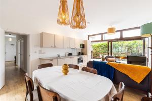 Spacious 2 -Bed Patio Retreat in Kennington