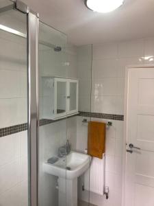 2 bedroom bungalow, 15 minutes to Alton Towers, dog friendly