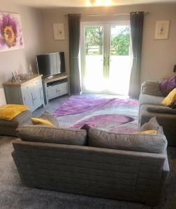 2 bedroom bungalow, 15 minutes to Alton Towers, dog friendly