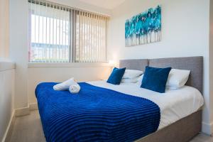 Modern Two-Bedroom Apartment - Fast Wi-Fi, 7 Mins from Station, Great for Business & Relocation By AV Hughes Properties