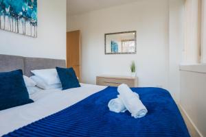 Special Offer - Modern 2BR Apartment with Parking, Wi-Fi & Netflix By AV Hughes Properties