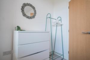 Special Offer - Modern 2BR Apartment with Parking, Wi-Fi & Netflix By AV Hughes Properties