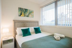 Special Offer - Modern 2BR Apartment with Parking, Wi-Fi & Netflix By AV Hughes Properties