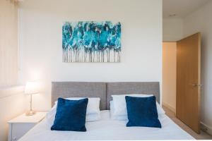 Modern Two-Bedroom Apartment - Fast Wi-Fi, 7 Mins from Station, Great for Business & Relocation By AV Hughes Properties