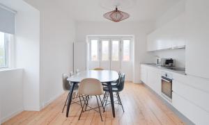 4-BR apartment with a balcony in Hellerup - 182