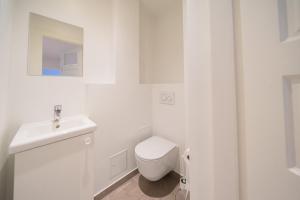 4-BR apartment with a balcony in Hellerup - 182