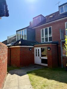 Bright & Spacious 1-Bed Apartment with Balcony & Private Parking