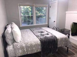 13 Castle Retreat to stylish home in Greenville 4 BD3BTH