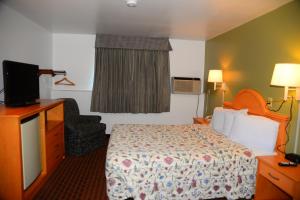 Queen Room - Disability Access room in Budget Inn Express