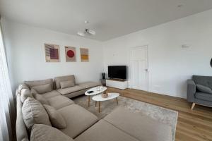 180 m family home with garden sleeps 10