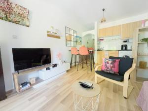 Ibiscus Pool & Garden Apartment Walk to Beach, Harbour & Castle, Kato Paphos