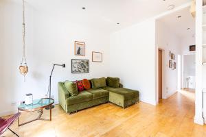 Contemporary Archway Retreat Near Tube