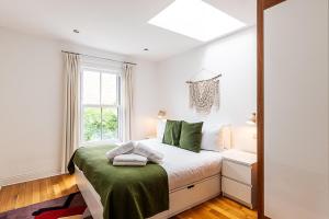 Contemporary Archway Retreat Near Tube