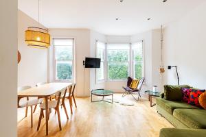 Contemporary Archway Retreat Near Tube