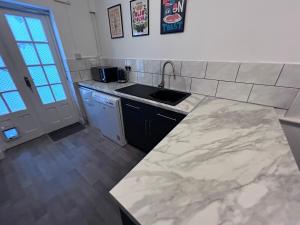 Four Bedroom House by Brookland Stays Serviced Accommodation Short Lets Brighton with Free WiFi