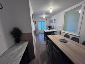 Four Bedroom House by Brookland Stays Serviced Accommodation Short Lets Brighton with Free WiFi