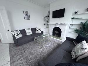 Four Bedroom House by Brookland Stays Serviced Accommodation Short Lets Brighton with Free WiFi
