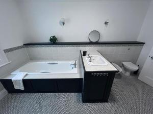 Four Bedroom House by Brookland Stays Serviced Accommodation Short Lets Brighton with Free WiFi