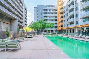 Beautiful 1BD - Central Downtown -Gym, Pool, Parking