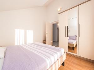 Apartment in Vrsi near the Sea