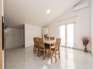 Apartment in Vrsi near the Sea