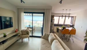 Apto c Varanda, Piscina e Salão de Jogos