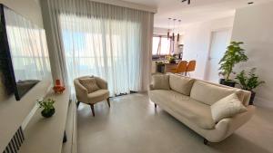 Apto c Varanda, Piscina e Salão de Jogos