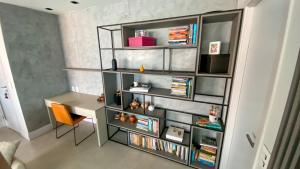 Apto c Varanda, Piscina e Salão de Jogos