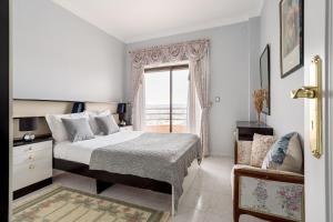 GuestReady - Vibrant flat w balcony