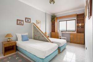 GuestReady - Vibrant flat w balcony