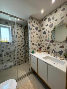 Retro Chic 1 BR 1 Min to Sea