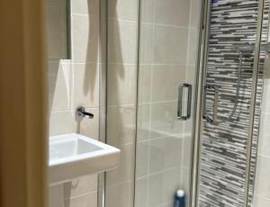 24-7 Secured City Centre Apartments with Free Underground Parking and WiFi