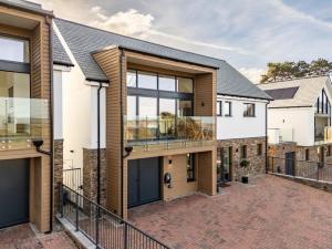 Driftwood Barton Close