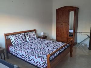 Un bel appartement T3 climatisé, comprenant un hall et deux balcons, accessible par escalier ou ascenseur, situé dans une résidence fermée et gardée