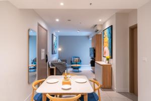 5 star Luxury Retreat in Saigons Center free Pool Gym