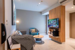 5 star Luxury Retreat in Saigons Center free Pool Gym