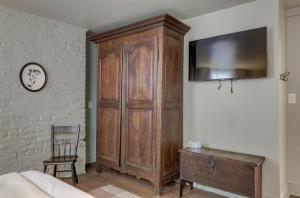 The 200 South St | Queen Rm 15