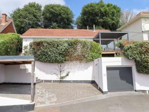 15 Summerland Avenue