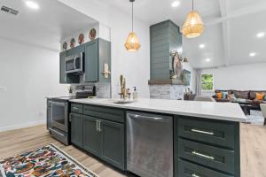 Casa Verde, Updated Home with 3 Beds, 1.5 Baths, Sleeps 6